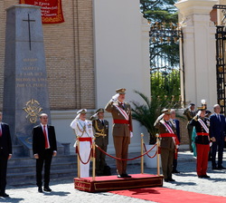 Su Majestad el Rey durante los honores de ordenanzas
