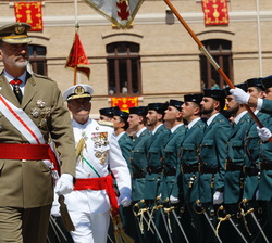Su Majestad el Rey durante la revista a las tropas ante los Oficiales de la Guardia Civil