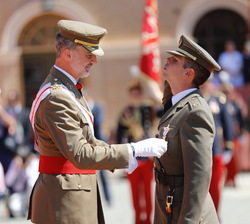 Don Felipe impone una condecoración a uno de los primeros Oficiales de la promoción del Cuerpo General del Ejército de Tierra