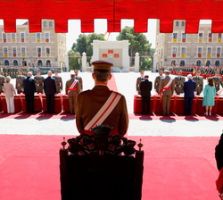 Su Majestad el Rey durante la entrega de despachos