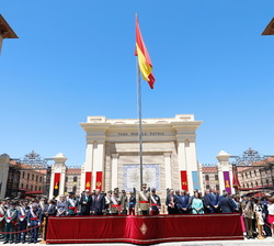 Su Majestad el Rey ocupa su lugar para presenciar el desfile de la fuerza