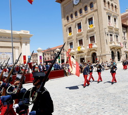Su Majestad el Rey saluda al paso de la Bandera durante el desfile