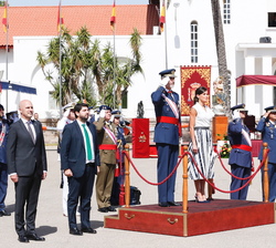 Sus Majestades los Reyes durante los honores de ordenanza