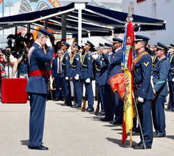 Su Majestad el Rey saluda a la Bandera durante la revista a las tropas