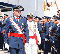 Su Majestad el Rey durante su revista a las tropas
