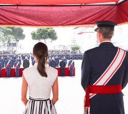 Sus Majestades los Reyes durante la entrega de los Reales Despachos a la promoción de Oficiales