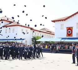 Su Majestad el Rey manda romper filas por última vez en la Academia, a los Oficiales