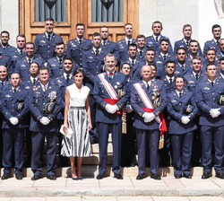 Sus Majestades los Reyes junto a los oficiales tras la entrega de los reales despachos