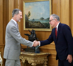 Su Majestad el Rey recibe el saludo del consejero delegado mundial de Hogan Lovells, Stephen J. Immelt