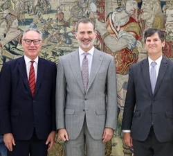 Su Majestad el Rey junto al consejero delegado mundial de Hogan Lovells, Stephen J. Immelt y el director de la oficina Hogan Lovells en Madrid, Lucas 