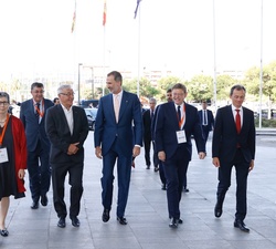 Su Majestad el Rey, tras su llegada al Palacio de Congresos de Valencia, acompañado por las autoridades que le han recibido