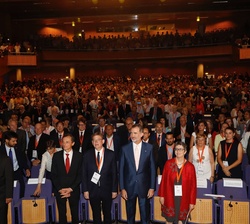 Don Felipe junto al ministro de Ciencia, Innovación y Universidades, Pedro Duque; el presidente de la Generalitat Valenciana, Ximo Puig; y la presiden