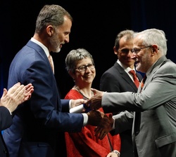 Don Felipe entrega el Premio Collatz a Siddharta Mishra