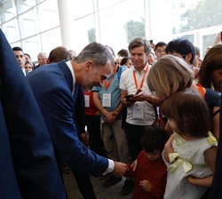Don Felipe con los invitados al acto