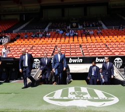 Don Felipe accede al terreno de juego del Estadio de Mestalla Valencia Club de Fútbol