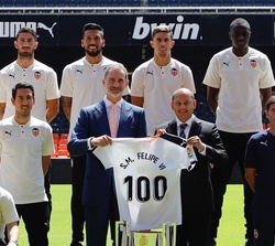 Don Felipe recibe una camiseta comemorativa del centenario del Valencia Club de Fútbol