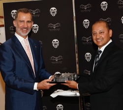 Su Majestad el Rey recibe una pequeña escultura del Estadio de Mestalla Valencia Club de Fútbol, de manos de su presidente, Anil Murthy