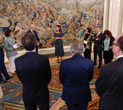 Su Majestad la Reina conversa con los asistentes a la audiencia