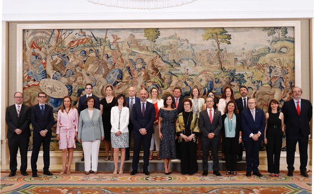 Doña Letizia junto a una representación de los organizadores del Congreso Internacional de la Asociación Internacional de Estudios en Comunicación Soc