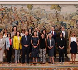 Su Majestad la Reina junto a una representación de las personas que han participado en la realización del proyecto Womennow