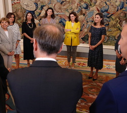Doña Letizia conversa con los asistentes a la audiencia