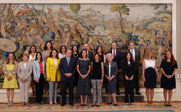 Su Majestad la Reina junto a una representación de las personas que han participado en la realización del proyecto Womennow