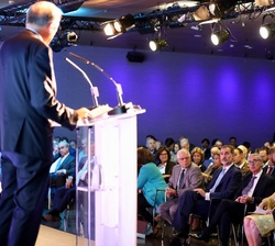 Su Majestad el Rey durante una de las intervenciones posteriores a la mesa redonda