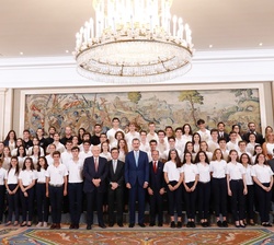 Su Majestad el Rey junto a los 50 jóvenes participantes en el programa “Becas Europa”