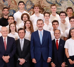 Su Majestad el Rey junto a los 50 jóvenes participantes en el programa “Becas Europa”