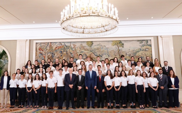Su Majestad el Rey junto a los 50 jóvenes participantes en el programa “Becas Europa”