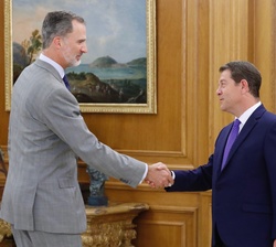 Su Majestad el Rey recibe el saludo del presidente de la Junta de Comunidades de Castilla-La Mancha, Emiliano García-Page Sánchez