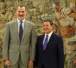 Don Felipe acompañado por el presidente de la Junta de Comunidades de Castilla-La Mancha, Emiliano García-Page Sánchez