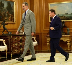 Su Majestad el Rey y el presidente de la Junta de Comunidades de Castilla-La Mancha, Emiliano García-Page Sánchez, se dirigen al despacho de Don Felip