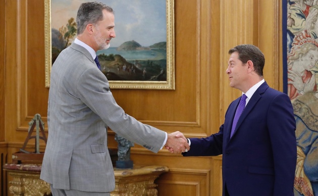 Su Majestad el Rey recibe el saludo del presidente de la Junta de Comunidades de Castilla-La Mancha, Emiliano García-Page Sánchez