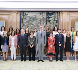 Fotografía de grupo de Su Majestad el Rey con los asistentes a la audiencia de la XXIX promoción del Cuerpo Nacional de Médicos Forenses