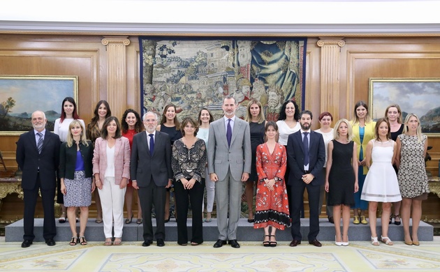 Fotografía de grupo de Su Majestad el Rey con los asistentes a la audiencia de la XXIX promoción del Cuerpo Nacional de Médicos Forenses