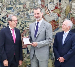 Don Felipe recibe la Medalla de Oro concedida por la Sociedad Española de Cardiología