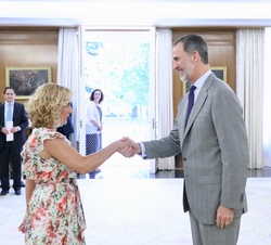 Don Felipe recibe el saludo de una representante del Cuerpo de Redactores Taquígrafos y Estenotipistas de las Cortes Generales