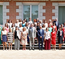 Fotografía de grupo de Don Felipe con los representantes del Cuerpo de Redactores Taquígrafos y Estenotipistas de las Cortes Generales