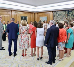Don Felipe conversa con los representantes del Cuerpo de Redactores Taquígrafos y Estenotipistas de las Cortes Generales