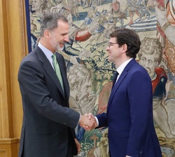 Su Majestad el Rey recibe el saludo del presidente de la Junta de Castilla y León, Alfonso Fernández Mañueco