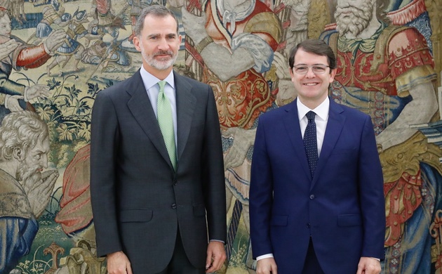 Su Majestad el Rey junto al presidente de la Junta de Castilla y León, Alfonso Fernández Mañueco