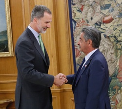 Su Majestad el Rey recibe el saludo del presidente de la Comunidad Autónoma de Cantabria, Miguel Ángel Revilla Roiz