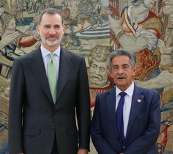 Su Majestad el Rey junto al presidente de la Comunidad Autónoma de Cantabria, Miguel Ángel Revilla Roiz