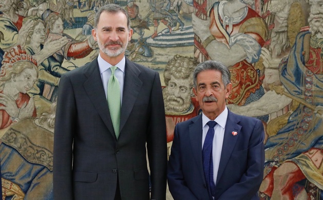 Su Majestad el Rey junto al presidente de la Comunidad Autónoma de Cantabria, Miguel Ángel Revilla Roiz