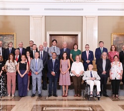 Su Majestad la Reina junto a la representación de los Comités de expertos que asesoran a FEDER