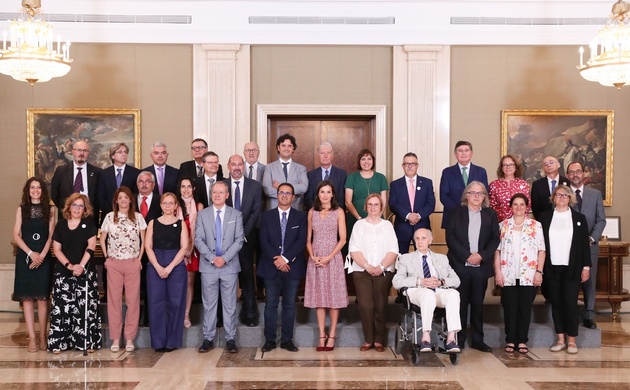 Su Majestad la Reina junto a la representación de los Comités de expertos que asesoran a FEDER