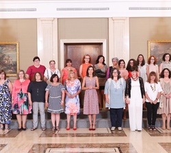 Su Majestad la Reina junto a la representación de la "Red Estatal de Mujeres de Salud Mental" asistente a la audiencia
