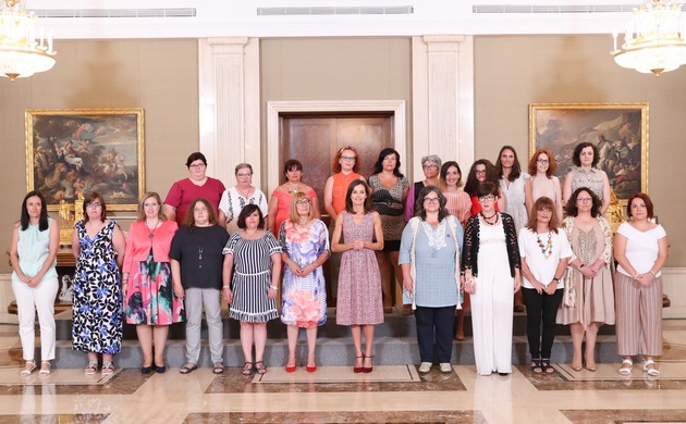Su Majestad la Reina junto a la representación de la "Red Estatal de Mujeres de Salud Mental" asistente a la audiencia