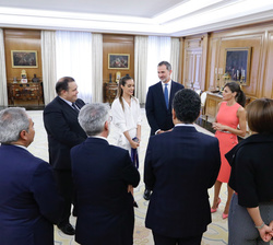 Sus Majestades los Reyes conversan con Ona Carbonell y con los representantes de la Real Federación Española de Natación